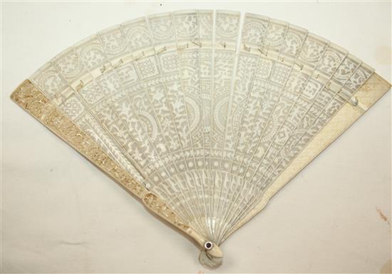 Two Chinese Export brise fans, 19th century, 19cm